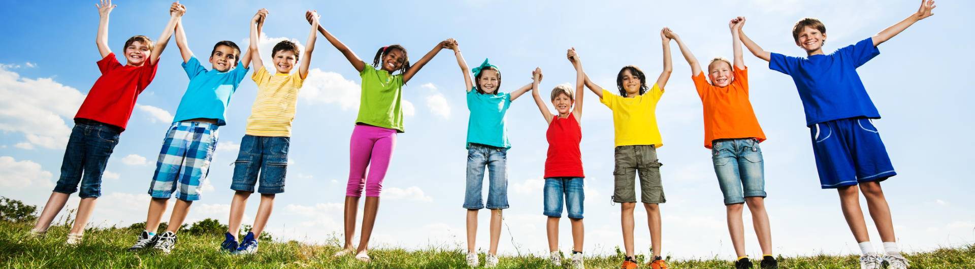 Kinder in einer Schlange